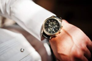 montres-de-luxe-accessoires-indemodables-02-768x511-1