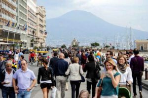 turisti-a-napoli-via-caracciolo-vesuvio