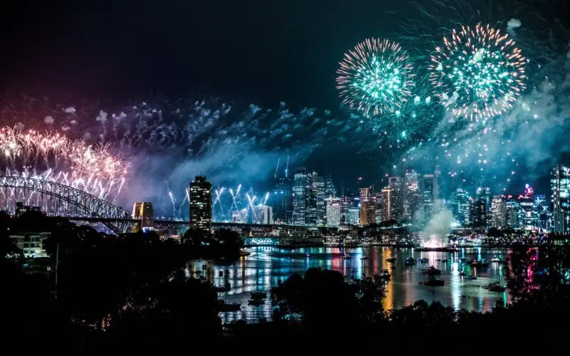Desideri passare un Capodanno diverso dal solito, lontano da lavoro e preoccupazioni? Continua a leggere per scoprire i cinque migliori posti da visitare a Capodanno 2025.