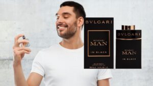 Uomo con profumo Bulgari