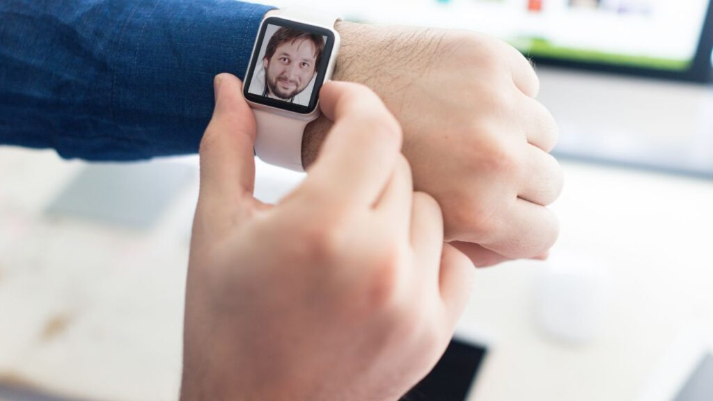Uomo che telefona con lo smartwatch