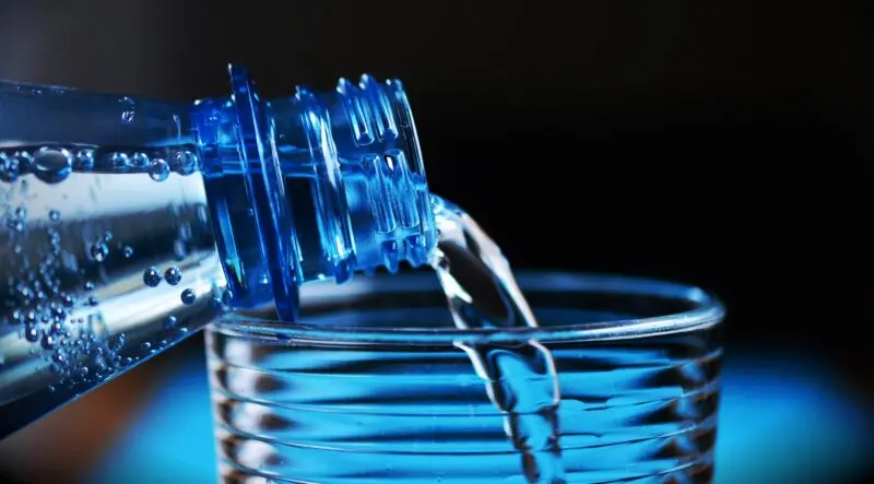 Bere due litri di acqua al giorno? Non proprio