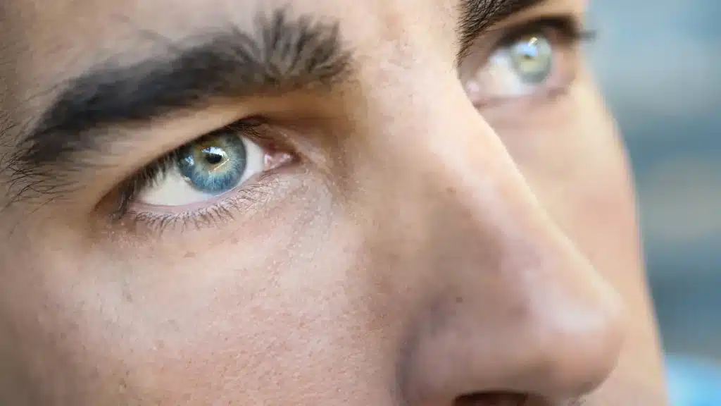 Il contorno occhi uomo è una zona delicata del viso che richiede cure specifiche per prevenire e ridurre i segni dell'invecchiament