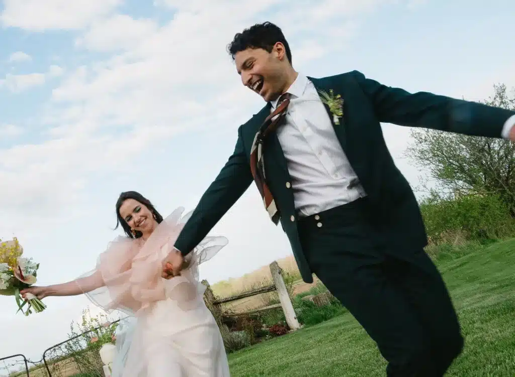 Sebbene l'attenzione sia spesso sull'abito della sposa, non possiamo non segnalare che tanti sguardi e commenti sono diretti all'abito dello sposo; contrariamente a quanto si crede, la scelta dell'abito perfetto è tanto complessa quanto la scelta dell'abito della sposa.