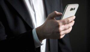 uomo-business-smartphone