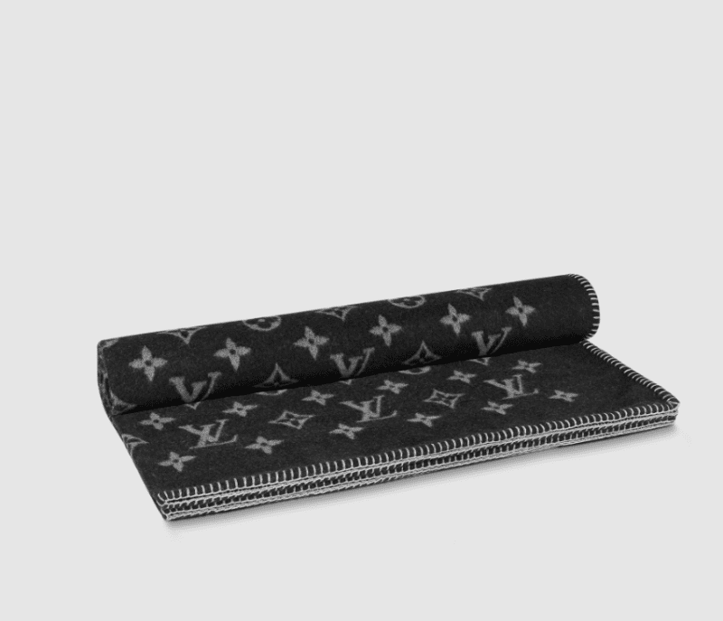 La selezione di MondoUomo.it di coperte e cuscini per vestire di lusso il divano di casa di un uomo