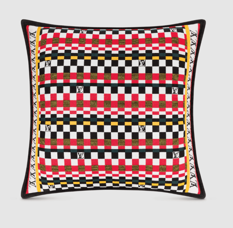 La selezione di MondoUomo.it di coperte e cuscini per vestire di lusso il divano di casa di un uomo