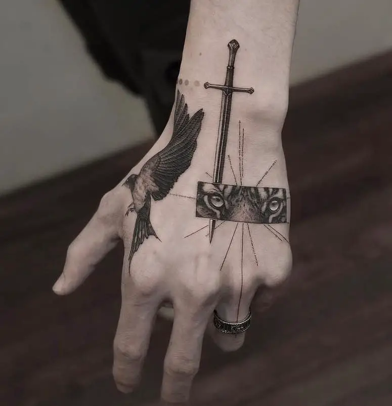 Tatuaggi sulla mano di un uomo, ecco quelli preferiti