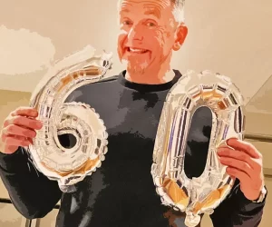 uomo che compie 60 anni