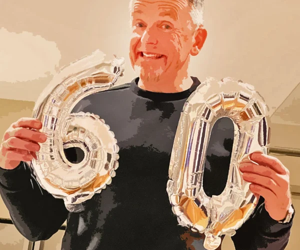 uomo che compie 60 anni
