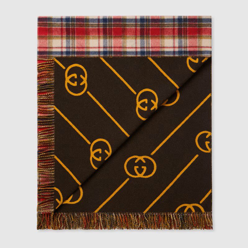 La selezione di MondoUomo.it di coperte e cuscini per vestire di lusso il divano di casa di un uomo