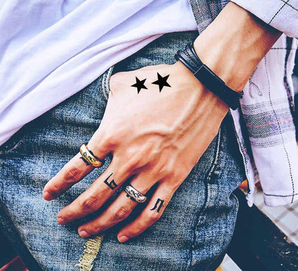 Tatuaggi sulla mano di un uomo, ecco quelli preferiti