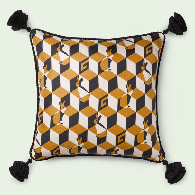 La selezione di MondoUomo.it di coperte e cuscini per vestire di lusso il divano di casa di un uomo