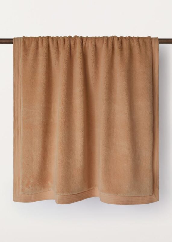 La selezione di MondoUomo.it di coperte e cuscini per vestire di lusso il divano di casa di un uomo