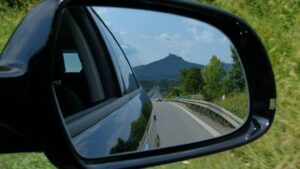 Specchietti auto con le strisce nere