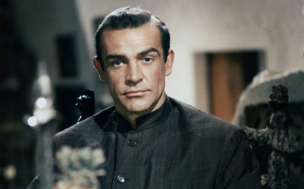 Must have camicia di lino senza collo anche per James Bond. Courtesy Telegraph.co.uk