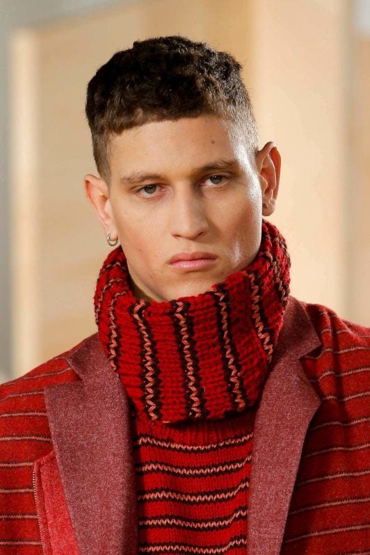 Un taglio French Crop è un tipo di taglio di capelli per uomo che viene eseguito in modo da lasciare i capelli più corti sulla fronte e sulle tempie