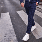 abito blu con sneakers