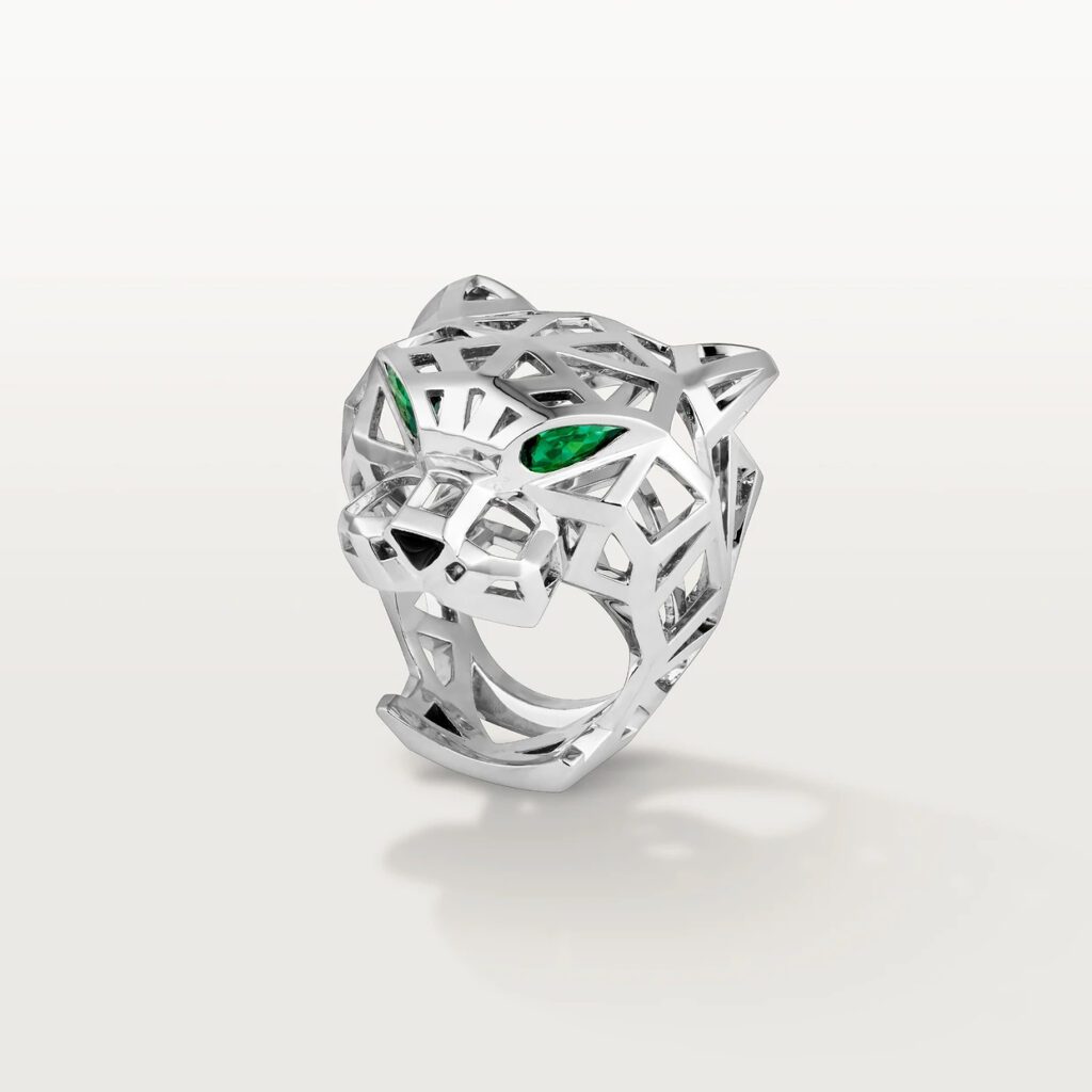 Anelli da uomo preziosi: Cartier, Pantera in oro bianco e granato tsavorite. Photocredit Cartier.com