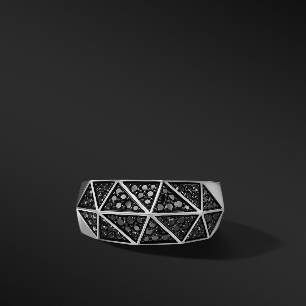 Anelli da uomo: Anello con sigillo in argento e diamanti neri. Photocredit davidyurman.com