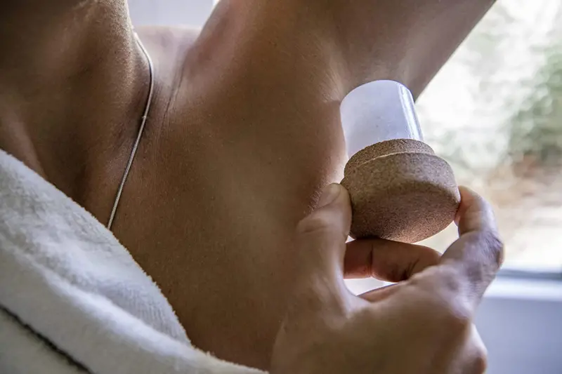 Nel 2025, la crescente attenzione verso prodotti naturali e sostenibili ha portato a un aumento della popolarità dei deodoranti a base di allume di rocca