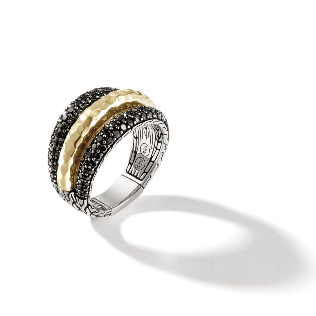 Anelli da uomo particolari, Palu Dome, fasce in oro e argento e zaffiri neri. Photocredit johnhardy.com