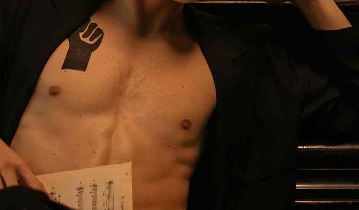 Dopo i tatuaggi alla mano e quelli all'occhio - questi ultimi molto pericolosi per la salute - i tatuaggi uomo al petto non si possono dimenticare. Prima di tutto, è fondamentale rivolgersi a uno studio professionale per i tatuaggi