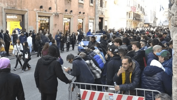 Roma, Moonswatch mania. Photocredit roma.repubblica.it