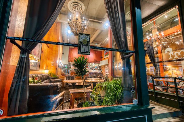 Arredamento second hand. Photocredit Pexels, by Brett Sayles: https://www.pexels.com/it-it/foto/interni-classici-del-caffe-con-lampadari-e-mobili-vintage-4204576/