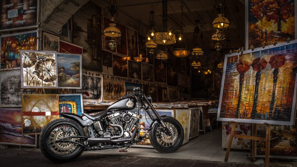 Arredamento second hand. Photocredit Pexels by GEORGE DESIPRIS: https://www.pexels.com/it-it/foto/motocicletta-nera-da-crociera-899238/
