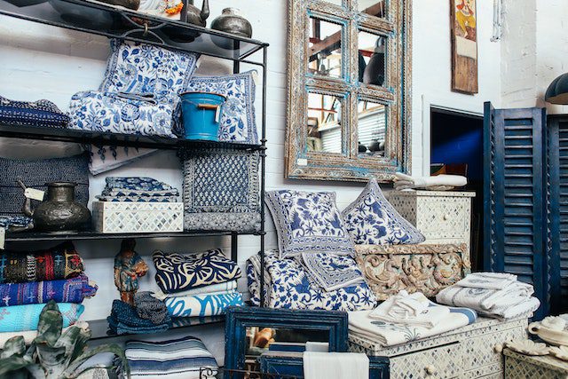 Arredamento second hand. Photocredit Pexels, Rachel Claire: https://www.pexels.com/it-it/foto/blu-modello-vintage-stanza-5865686/