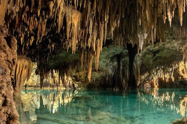 Organizzare un viaggio ai Caraibi: Un cenote, Cancun. Viaggio ai Caraibi. Photocredit Pexels by Ró & Photography: https://www.pexels.com/it-it/foto/luce-acqua-viaggio-bagnato-16640970/