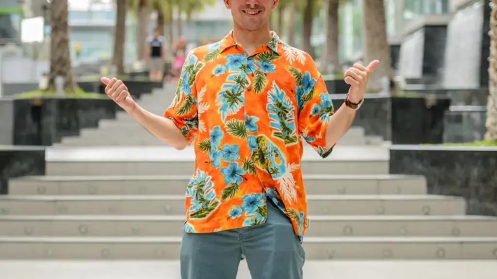Non ci sarebbe l'estate 2023 senza indossare almeno una camicia hawaiana