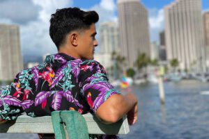 Non ci sarebbe l'estate 2023 senza indossare almeno una camicia hawaiana