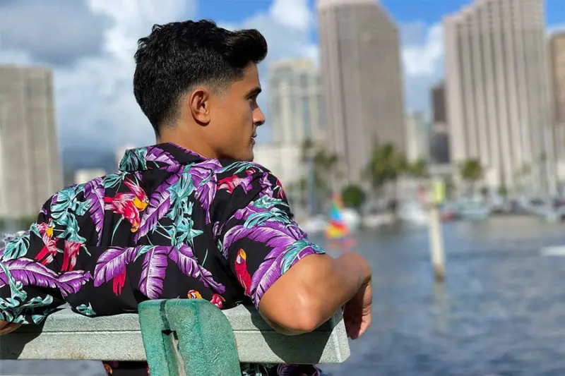Non ci sarebbe l'estate 2023 senza indossare almeno una camicia hawaiana