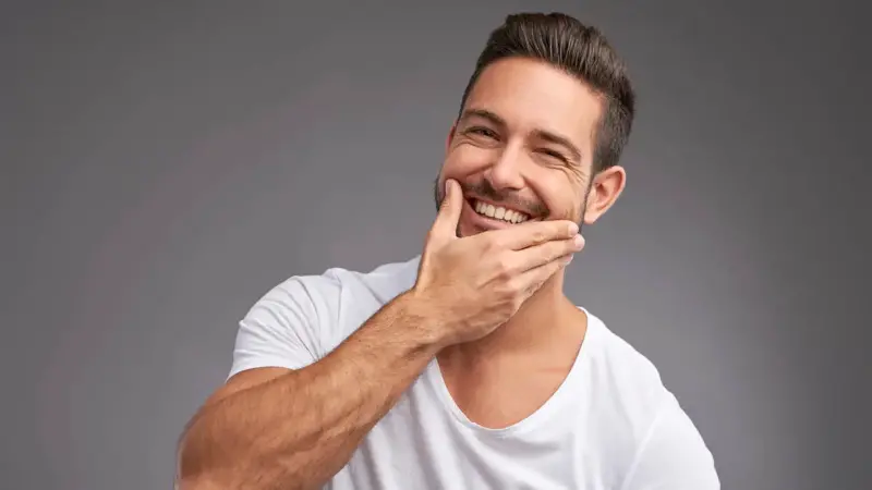 Cura del viso e del corpo per un uomo