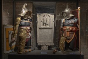 Gladiatori_Mostra Colosseo_Armatura completa di Murmillo_stele funeraria_Armatura competa di Thraex © Parco archeologico del Colosseo