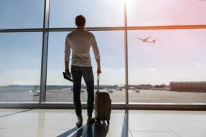 Gli accessori da viaggio essenziali per un uomo in procinto di partire: stile e funzionalità da portare in valigia