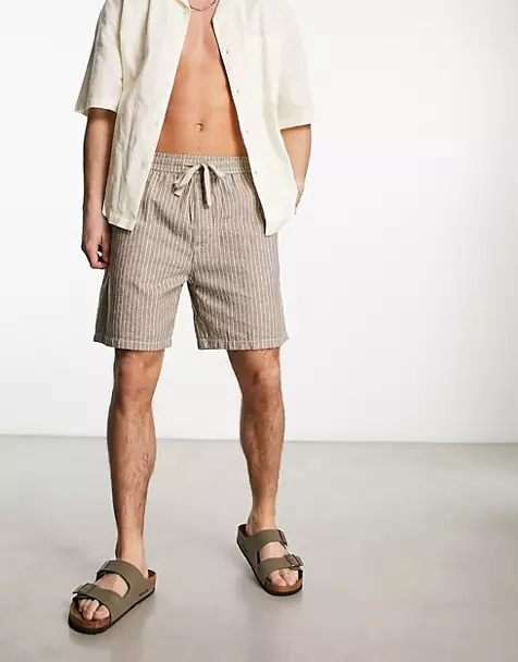 Pantaloncini in lino da uomo: il tocco di freschezza per l'estate 2023