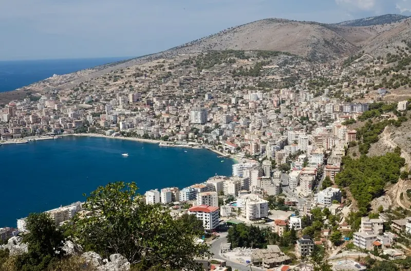 Albania, Tra lo Charme delle Maldive d’Europa e le Sfide di un Turismo di Massa a Basso Costo