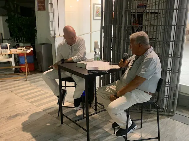 Gigi Paoli, fiorentino, giornalista e scrittore. Una carriera di ben trentatre anni al quotidiano La Nazione di cui quindici anni nella cronaca giudiziaria, ma da circa dieci anni scrive anche romanzi di successo con l'Editore Giunti.