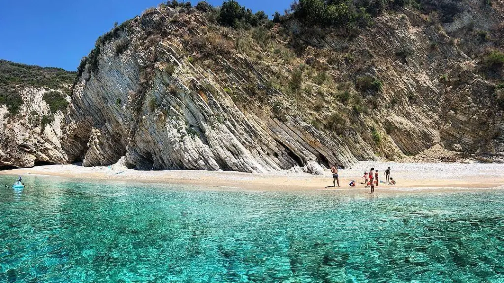 Albania, Tra lo Charme delle Maldive d’Europa e le Sfide di un Turismo di Massa a Basso Costo