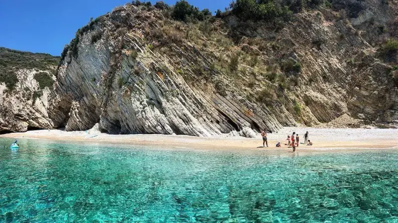 Albania, Tra lo Charme delle Maldive d’Europa e le Sfide di un Turismo di Massa a Basso Costo
