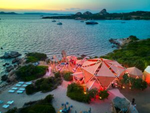 Un'Estate Indimenticabile al Cone Club Sardinia: Lusso & Relax a Picco sul Mare