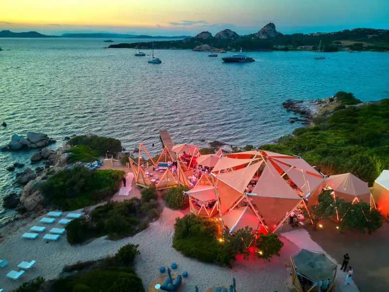 Un'Estate Indimenticabile al Cone Club Sardinia: Lusso & Relax a Picco sul Mare