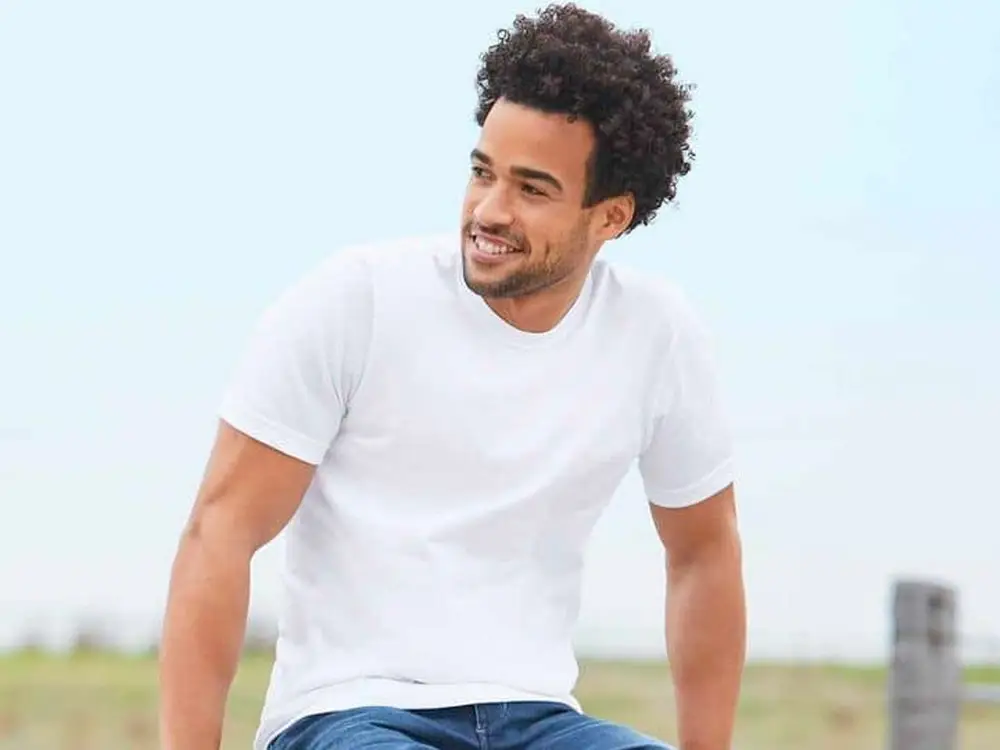 Guida completa alle magliette intime da uomo: comfort, stile e qualità