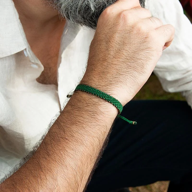 Bracciali da uomo: la guida di MoltoUomo.it alle tipologie, ai materiali ed agli abbinamenti