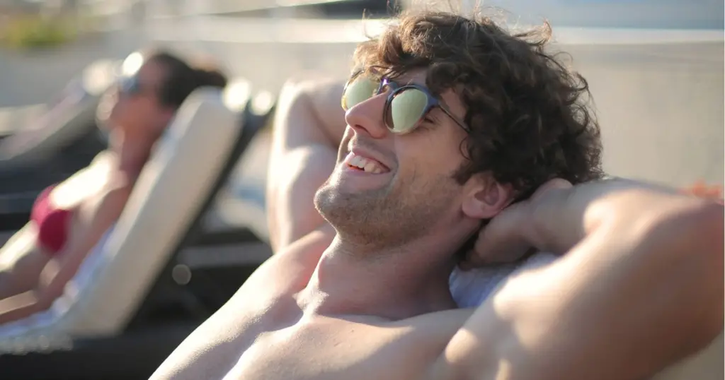 Come Mantenere l'Abbronzatura Dopo l'Estate, Ecco la Guida di MoltoUomo.it