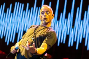 Eros Ramazzotti: 60 anni e Non Sentirli, tra Successi e Passione per la Musica