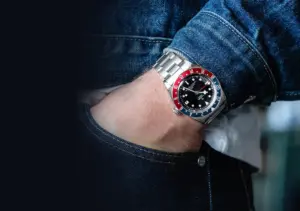 tudor-black-bay-gmt-push-02-dekstop